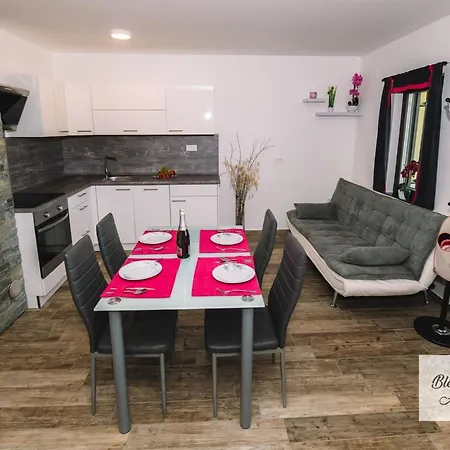 Prestigious And Stylish - Classic With Terrace *