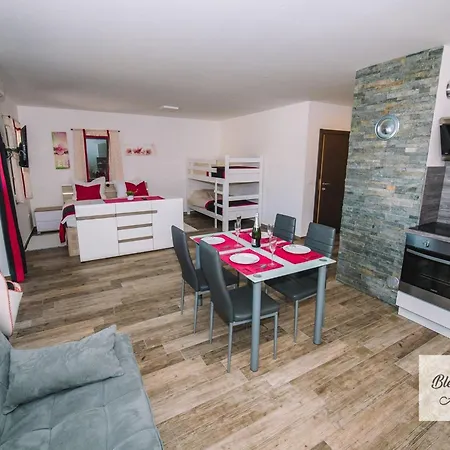 Prestigious And Stylish - Classic With Terrace Apartment *