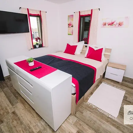 Prestigious And Stylish - Classic With Terrace Apartment