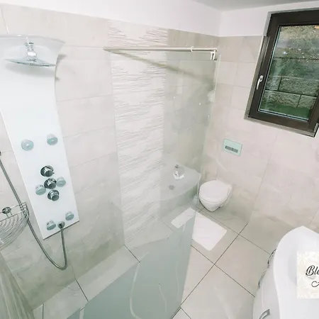 Prestigious And Stylish - Classic With Terrace Apartment