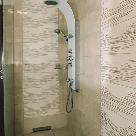 Prestigious And Stylish - Classic With Terrace *