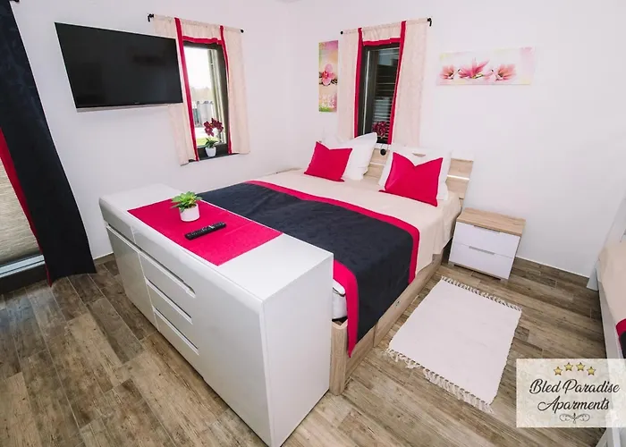 Prestigious And Stylish - Classic With Terrace Apartment