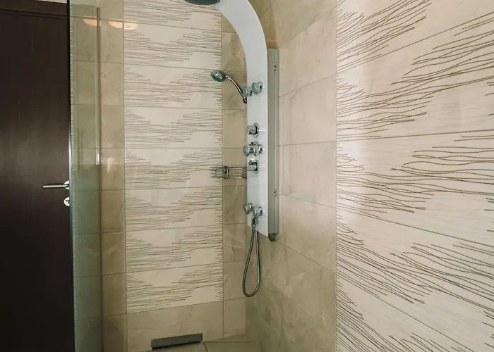 Prestigious And Stylish - Classic With Terrace *